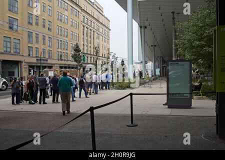 New York, NY, États-Unis - 14 octobre 2021 : ligne de personnes attendant l'ouverture du musée Whitney dans le quartier de l'emballage des viandes Banque D'Images