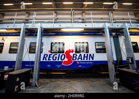 Bremerhaven, Allemagne.14 octobre 2021.Un train Nordwestbahn converti se trouve dans l'atelier.Au total, 34 trains de la flotte de Regio-S-Bahn doivent être modernisés à partir de janvier 2023.Il y a deux ans, Nordwestbahn s'est vu attribuer le contrat de poursuite de l'exploitation du Regio-S-Bahn de Brême/Basse-Saxe jusqu'en 2036.Selon ses propres informations, la filiale du groupe français Transdev, partiellement public, est l'un des plus grands chemins de fer privés d'Allemagne.Credit: Sina Schuldt/dpa/Alay Live News Banque D'Images