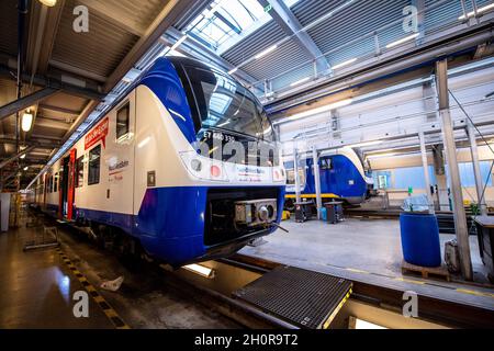 Bremerhaven, Allemagne.14 octobre 2021.Un train Nordwestbahn converti se trouve dans l'atelier.Au total, 34 trains de la flotte de Regio-S-Bahn doivent être modernisés à partir de janvier 2023.Il y a deux ans, Nordwestbahn s'est vu attribuer le contrat de poursuite de l'exploitation du Regio-S-Bahn de Brême/Basse-Saxe jusqu'en 2036.Selon ses propres informations, la filiale du groupe français Transdev, partiellement public, est l'un des plus grands chemins de fer privés d'Allemagne.Credit: Sina Schuldt/dpa/Alay Live News Banque D'Images