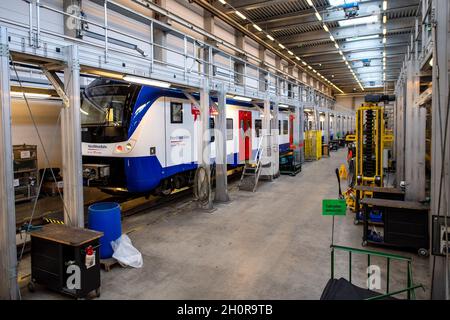 Bremerhaven, Allemagne.14 octobre 2021.Un train Nordwestbahn converti se trouve dans l'atelier.Au total, 34 trains de la flotte de Regio-S-Bahn doivent être modernisés à partir de janvier 2023.Il y a deux ans, Nordwestbahn s'est vu attribuer le contrat de poursuite de l'exploitation du Regio-S-Bahn de Brême/Basse-Saxe jusqu'en 2036.Selon ses propres informations, la filiale du groupe français Transdev, partiellement public, est l'un des plus grands chemins de fer privés d'Allemagne.Credit: Sina Schuldt/dpa/Alay Live News Banque D'Images