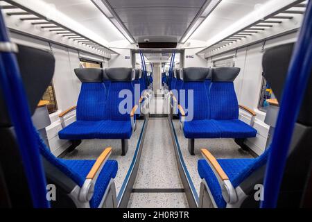 Bremerhaven, Allemagne.14 octobre 2021.L'intérieur du train Nordwestbahn converti.Au total, 34 trains de la flotte de Regio-S-Bahn doivent être modernisés à partir de janvier 2023.Il y a deux ans, Nordwestbahn s'est vu attribuer le contrat de poursuite de l'exploitation du Regio-S-Bahn de Brême/Basse-Saxe jusqu'en 2036.Selon ses propres informations, la filiale du groupe français Transdev, partiellement public, est l'un des plus grands chemins de fer privés d'Allemagne.Credit: Sina Schuldt/dpa/Alay Live News Banque D'Images