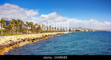 La Promenade de Limassol, panorama, les touristes apprécient la source chypriote sur les rives de la mer Méditerranée, République de Chypre Banque D'Images