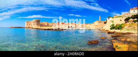 Paysage côtier d'été, panorama - vue sur le port de la ville de la vieille ville de Dubrovnik sur la côte Adriatique de la Croatie Banque D'Images