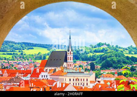 Paysage urbain d'été - vue du château de Cesky Krumlov à la vieille ville de Cesky Krumlov et ses environs, République tchèque Banque D'Images