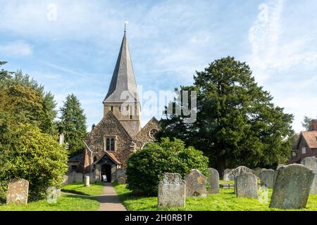 L'église St James's à Shere, un joli village de Surrey, Angleterre, Royaume-Uni Banque D'Images