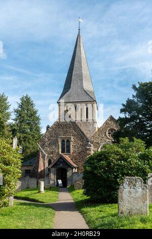 L'église St James's à Shere, un joli village de Surrey, Angleterre, Royaume-Uni Banque D'Images