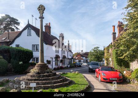 Vue sur le village de Shere et le mémorial de guerre de Surrey, Angleterre, Royaume-Uni Banque D'Images