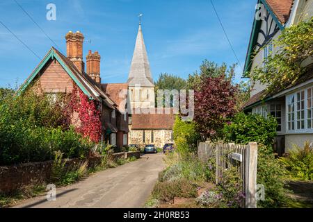 Église St James's et cottages à Shere, un joli village de Surrey, Angleterre, Royaume-Uni Banque D'Images