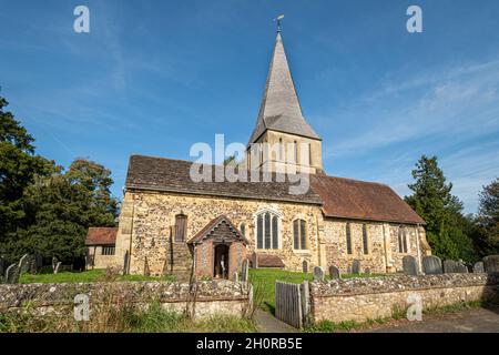 L'église St James's à Shere, un joli village de Surrey, Angleterre, Royaume-Uni Banque D'Images