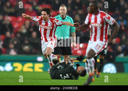 Gabriel Jesus de Manchester City est abordé par Joe Allen de Stoke City Banque D'Images