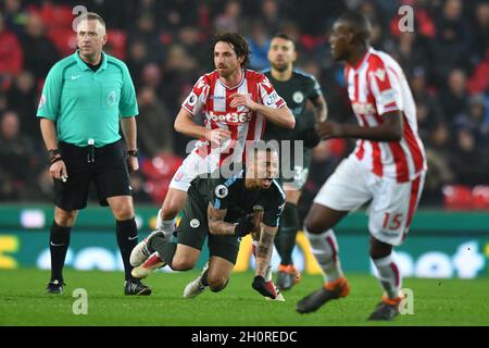 Gabriel Jesus de Manchester City est abordé par Joe Allen de Stoke City Banque D'Images