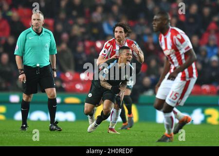 Gabriel Jesus de Manchester City est abordé par Joe Allen de Stoke City Banque D'Images