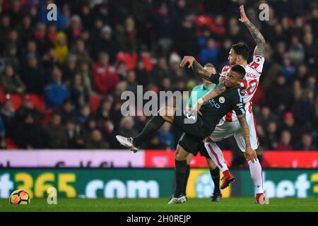 Gabriel Jesus de Manchester City est abordé par Geoff Cameron de Stoke City Banque D'Images