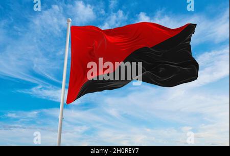 Drapeau de l'anarchisme sur fond ciel nuageux au coucher du soleil, vue panoramique.Symbole anarchisme. Espace de copie pour bannière large.illustration 3d Banque D'Images