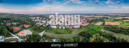 Panorama de drone sur la colonie allemande du sud de Hesse Diedenbergen près de Wiesbaden en soirée en été Banque D'Images