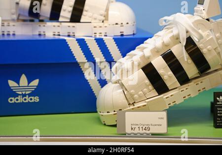 Adidas Originals Superstar lego dans un magasin LEGO, Westfield Mall of Scandinavia à Solna, Stockholm, Suède, le dimanche après-midi. Banque D'Images