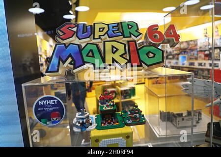 Super Mario 64 dans un magasin LEGO, Westfield Mall of Scandinavia à Solna, Stockholm, Suède, le dimanche après-midi. Banque D'Images