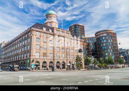 COPENHAGUE, DANEMARK - 26 AOÛT 2016 : bâtiments sur la rue Vesterbrogade à Copenhague, Danemark.Y compris les tours Axel Banque D'Images