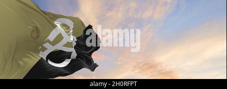 Drapeau de Crypto-Anarchiste sur fond ciel nuageux au coucher du soleil, vue panoramique.Symbole anarchisme. Espace de copie pour bannière large.illustration 3d Banque D'Images
