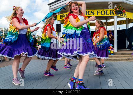 Les danseurs folkloriques anglais, The Loose Women Morris, dansant sur le front de mer tout en effectuant la danse de soutien-gorge au festival annuel de la semaine folklorique Broadlairs Banque D'Images