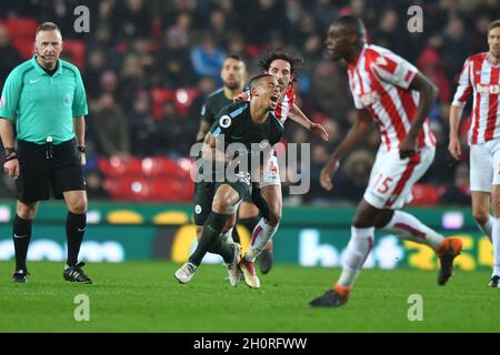 Gabriel Jesus de Manchester City est abordé par Joe Allen de Stoke City Banque D'Images