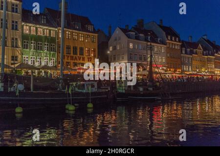 COPENHAGUE, DANEMARK - 27 AOÛT 2016 : panorama en soirée de l'architecture du quartier de Nyhavn dans la vieille ville de Copenhague, Danemark Banque D'Images
