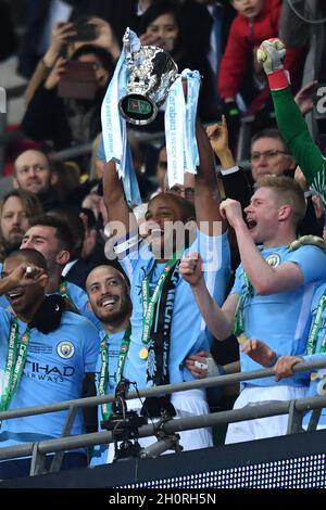 Vincent Kompany de Manchester City lève le trophée Banque D'Images
