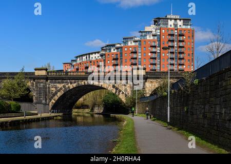 Développement du centre-ville de Leeds (propriétés résidentielles, aménagement de bâtiments, appartements modernes, pont historique, personnes s'exerçant) - Yorkshire Angleterre Royaume-Uni. Banque D'Images