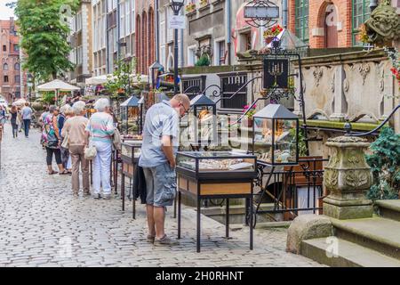 GDANSK, POLOGNE - 2 SEPTEMBRE 2016 : stands de souvenirs dans la rue Mariacka à Gdansk, Pologne Banque D'Images