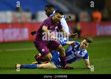 Sergio Aguero de Manchester City est attaqué par Gavin Massey (à gauche) de Wigan Athletic et Callum Elder (à droite) de Wigan Athletic Banque D'Images
