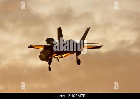 Lockheed Martin F-35B Lightning II au coucher du soleil, à RAF Marham, à Norfolk, en Angleterre. Banque D'Images