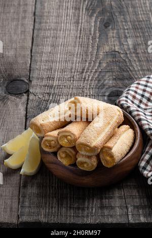 Petits gâteaux faits maison au citron sur une table en bois Banque D'Images