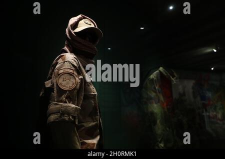 Uniforme M/1990 Tropik beige utilisé par une femme suédoise pendant l'opération en Afghanistan au Musée suédois de l'armée à Stockholm, en Suède, le dimanche après-midi.Le Musée de l'Armée suédoise (Suédois: Armémuseum) est un musée d'histoire militaire situé dans le quartier d'Östermalm à Stockholm. Banque D'Images