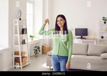 Portrait d'une jeune femme heureuse et réussie qui est heureuse de déménager dans un nouvel appartement. Banque D'Images