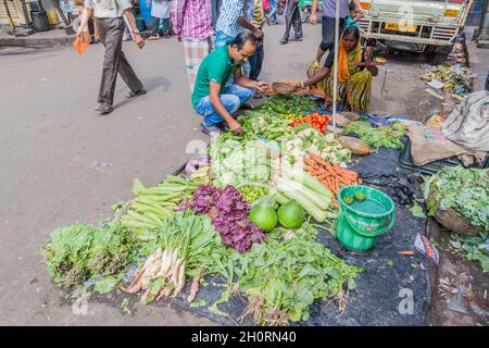 KOLKATA, INDE - 31 OCTOBRE 2016 : petit bac à légumes dans le centre de Kolkata, Inde Banque D'Images