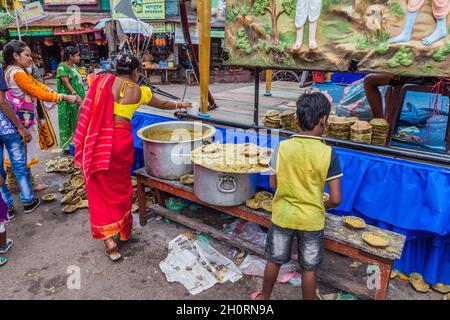 KOLKATA, INDE - 31 OCTOBRE 2016 : cuisine de rue distribuant gratuitement de la nourriture près du temple de Kalighat à Kolkata, Inde. Banque D'Images