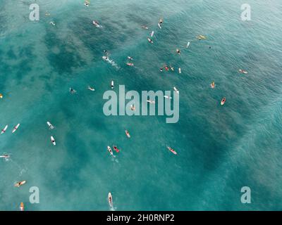 Vue aérienne des surfeurs dans l'océan Pacifique, Oahu, Hawaii, États-Unis Banque D'Images