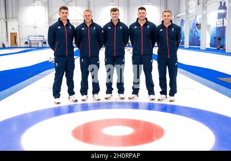 (De gauche à droite) Grant Hardie, Bobby Lammie, Bruce Mouat, Hamilton McMillan et Ross Whyte lors de l'annonce de l'équipe GB des Jeux Olympiques d'hiver de Beijing Curling équipe à l'Académie nationale de curling, Stirling.Date de la photo: Jeudi 14 octobre 2021. Banque D'Images