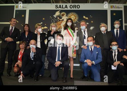 Turin, Italie, 14/10/2021, salon international du livre 2021 l'inauguration institutionnelle est suivie par le ministre de l'éducation Patrizio Bianchi et le ministre de la Culture, Dario Franceschini. Avec Silvio Viale, président de l'Association de Turin, ville du livre, Giulio Biino, président de la Fondation Circolo dei, Chiara Appendino, lecteursmaire de Turin, Della Passerelli, fondatrice et directrice éditoriale de Sinnos editrice, Alberto Cirio, président de la région Piémont, Sandra Ozzola, fondatrice de l'Edizioni et/ou Benedetto Della Vedova, sous-secrétaire aux Affaires étrangères, Nico Banque D'Images