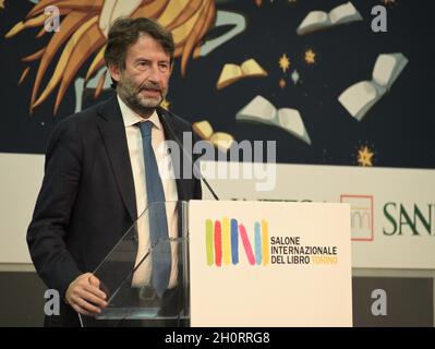 Turin, Italie, 14/10/2021, salon international du livre 2021 l'inauguration institutionnelle est suivie par le ministre de l'éducation Patrizio Bianchi et le ministre de la Culture, Dario Franceschini. Avec Silvio Viale, président de l'Association de Turin, ville du livre, Giulio Biino, président de la Fondation Circolo dei, Chiara Appendino, lecteursmaire de Turin, Della Passerelli, fondatrice et directrice éditoriale de Sinnos editrice, Alberto Cirio, président de la région Piémont, Sandra Ozzola, fondatrice de l'Edizioni et/ou Benedetto Della Vedova, sous-secrétaire aux Affaires étrangères, Nico Banque D'Images