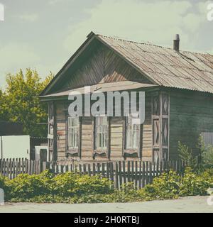 Ancienne maison en bois rustique abandonnée avec trois fenêtres sur la façade Banque D'Images