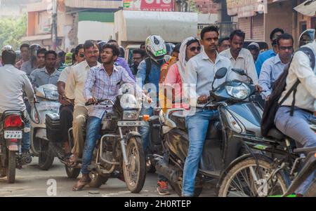 VARANASI, INDE - 25 OCTOBRE 2016 : vue de la circulation dans la rue à Varanasi Inde Banque D'Images
