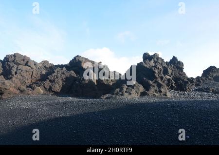 Grande formation de roche de lave noire sur la plage de Dritvik en Islande. Banque D'Images