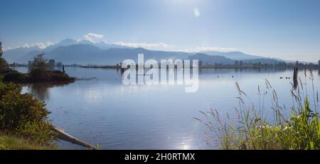 Chaîne de montagnes Golden Ears et Pitt River, Colombie-Britannique, Canada Banque D'Images