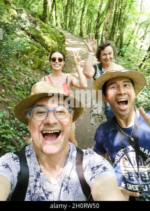 Quatre amis sur une randonnée en prenant un selfie, Carennac, Quercy, Lot, Occitanie,France Banque D'Images