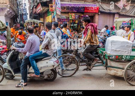 VARANASI, INDE - 25 OCTOBRE 2016 circulation dans la rue à Varanasi Inde Banque D'Images