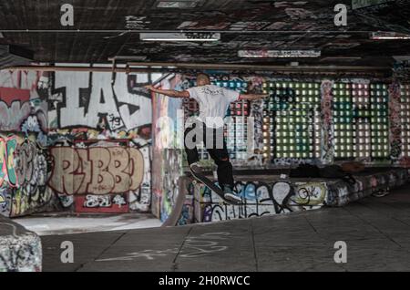 Un skateboarder prend l'avion à l'Undercroft sur la South Bank à Londres. Banque D'Images