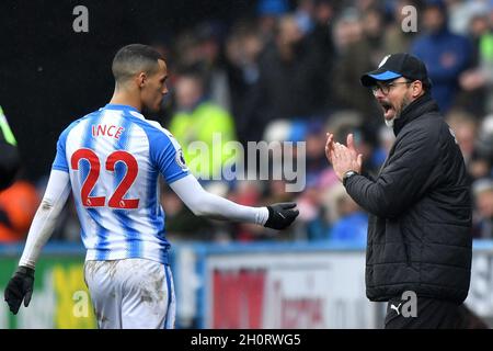David Wagner, directeur de la ville de Huddersfield (à droite), encourage Tom Ince de la ville de Huddersfield Banque D'Images