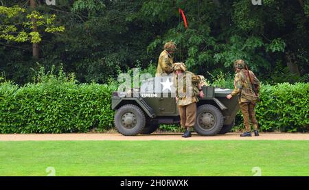 Voiture de scout Dingo de la Seconde Guerre mondiale avec 3 hommes .british ww2 uniformes. Banque D'Images