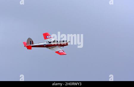 Vintage 1953 de Havilland DHC-1 Chipmunk en vol contre le ciel bleu. Banque D'Images